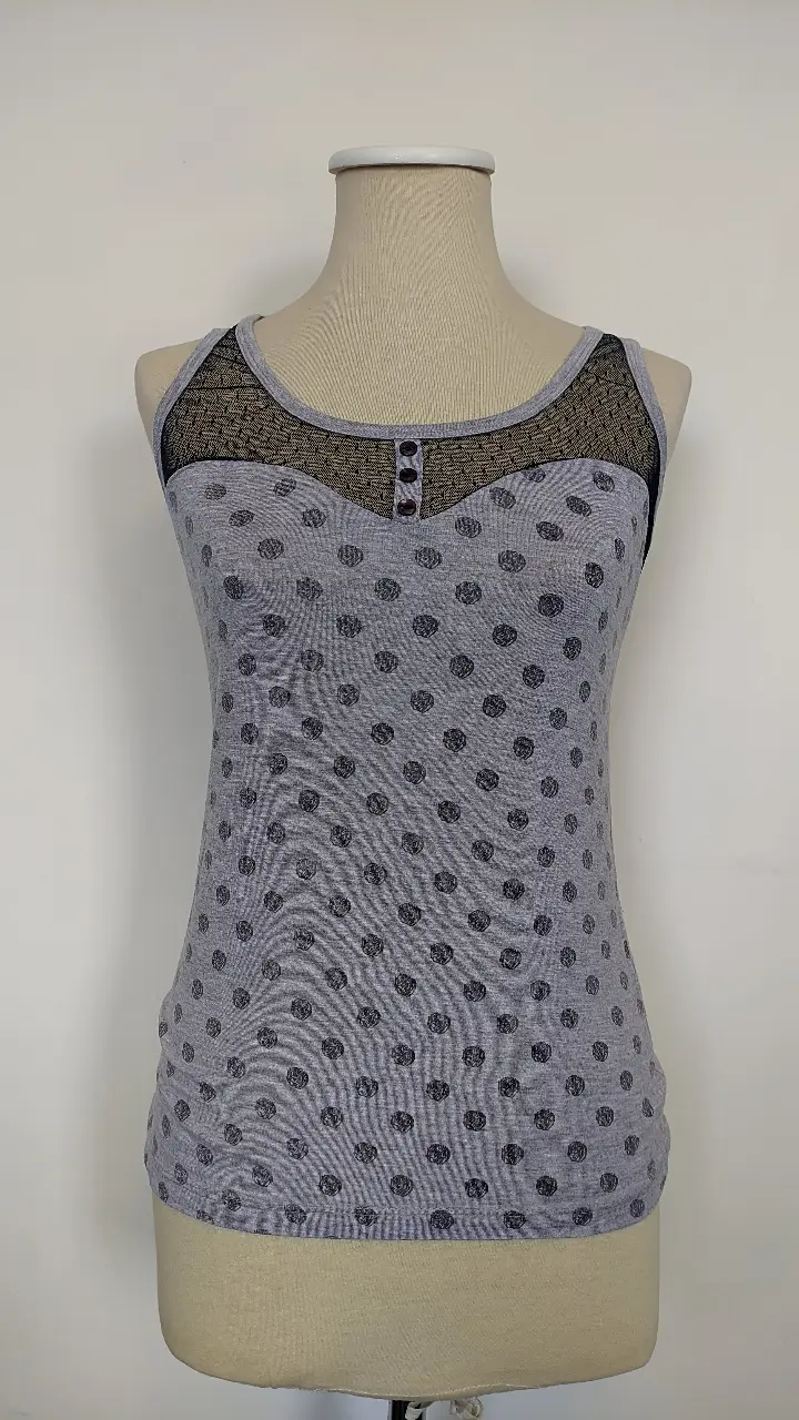 Musculosa gris con detalles negros, de encaje en la parte superior y espalda. Ideal para un look casual y fresco.