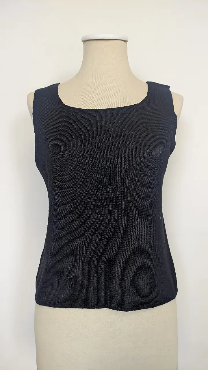Musculosa negra sin mangas de hilo. Ideal para un look versátil y moderno.