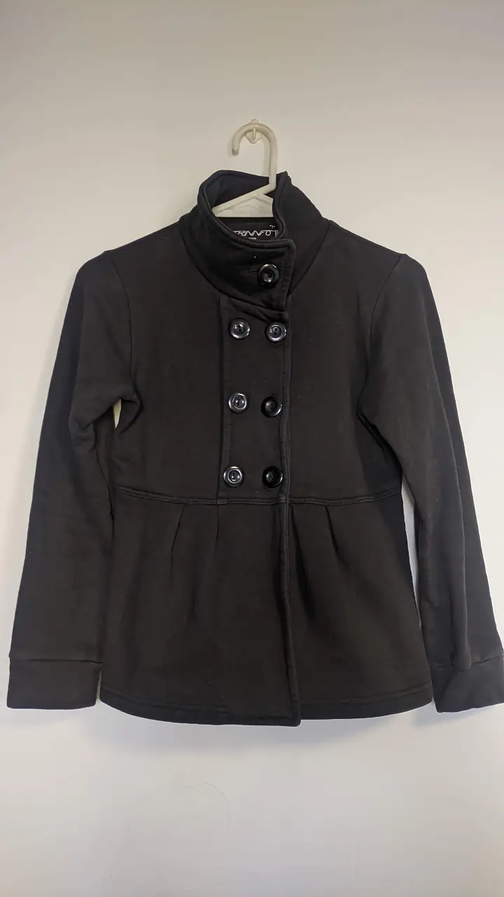 Saco negra de mujer, estilo bomber, con botones y cuello alto. Ideal para un look casual y abrigado.