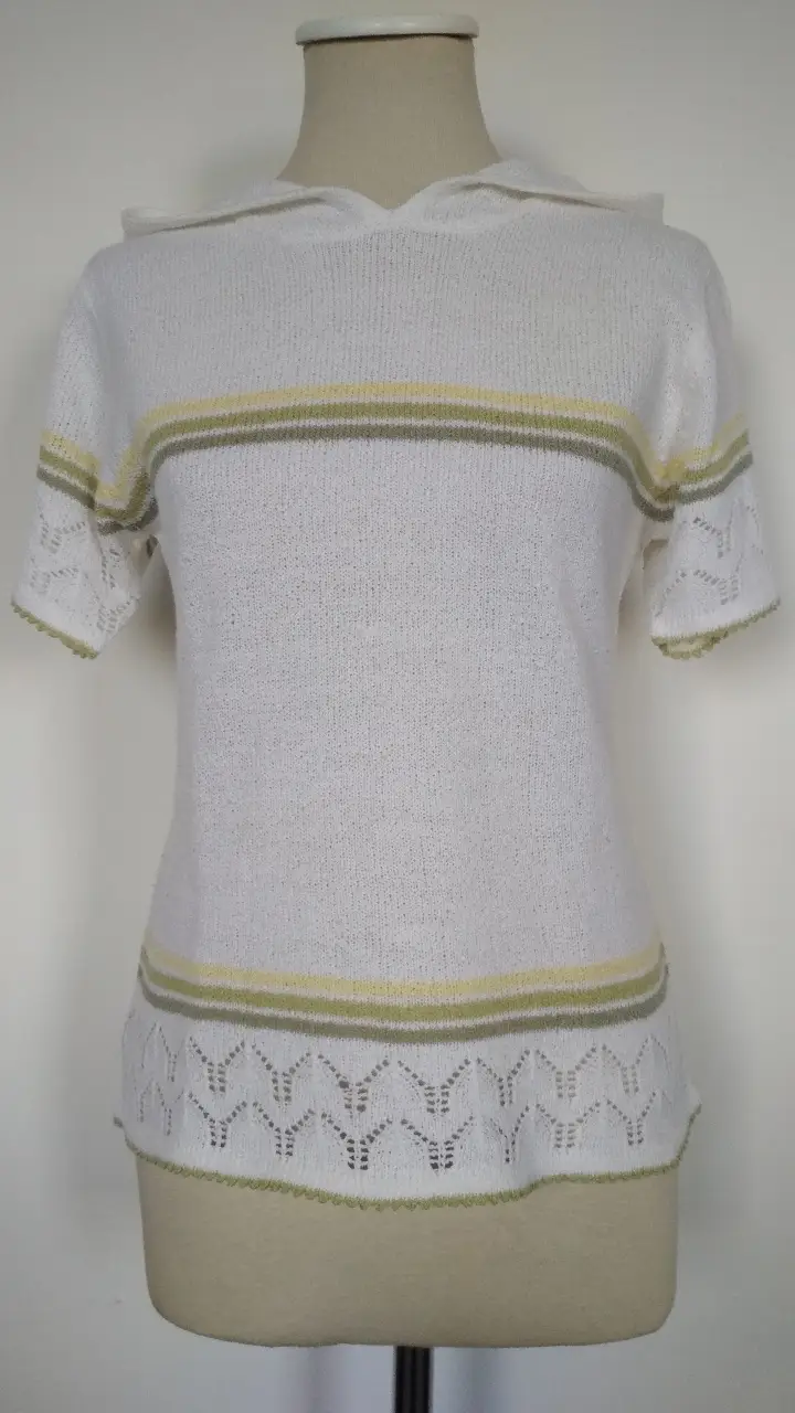 Sweater con capucha manga corta de tejido liviano, con detalles de rayas en tonos verde y amarillo. Ideal para un look casual y fresco.