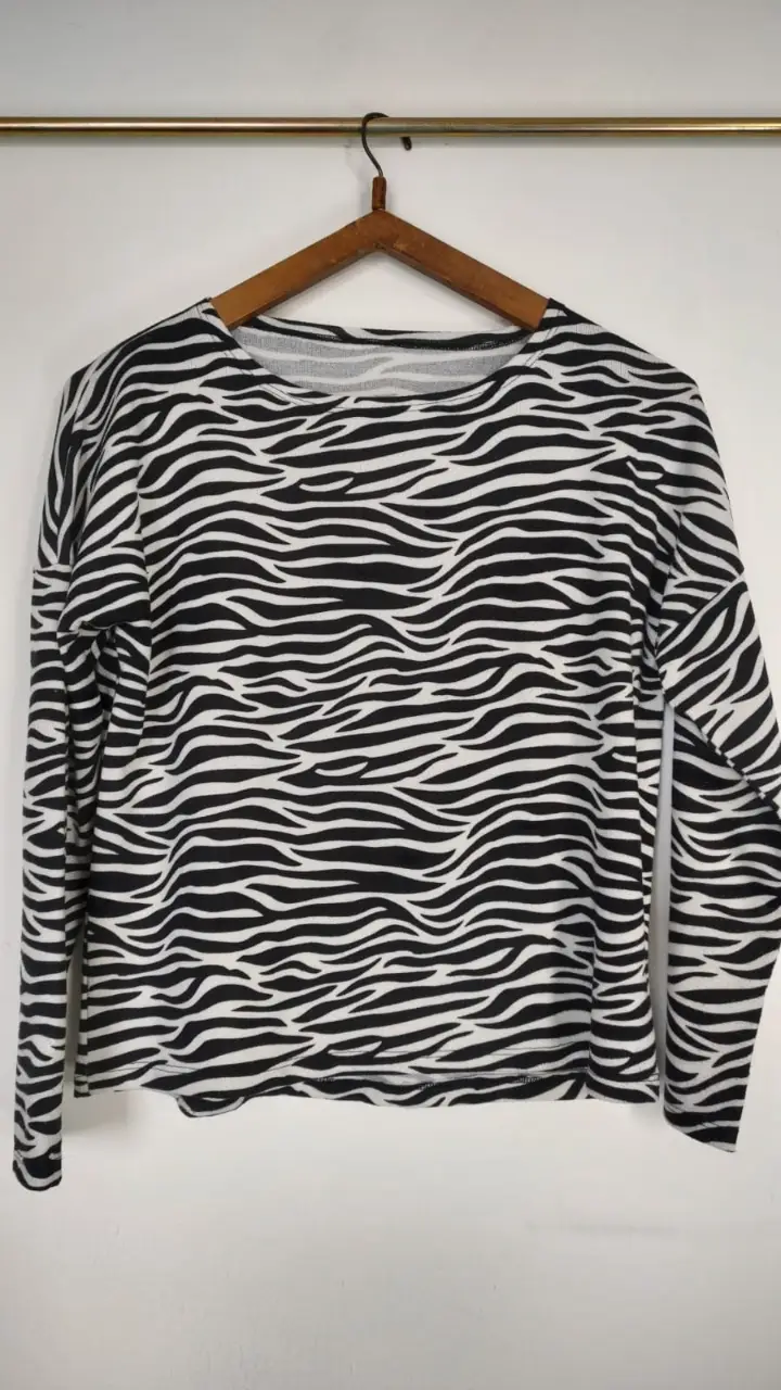 Remera de manga larga con estampado de cebra. Ideal para un look casual y moderno. Perfecta para combinar con jeans o pantalones negros. Tela lanilla. Talle único, abarca hasta un L
