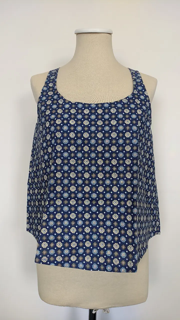 Blusa de mujer con estampado geométrico en tonos azules. Diseño con espalda cruzada. Ideal para un look fresco y moderno.