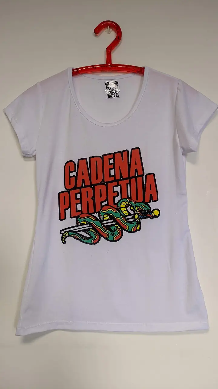 Remera blanca de mujer con estampado "Cadena Perpetua" y un diseño de serpiente en colores vibrantes. Ideal para un look casual y con onda.