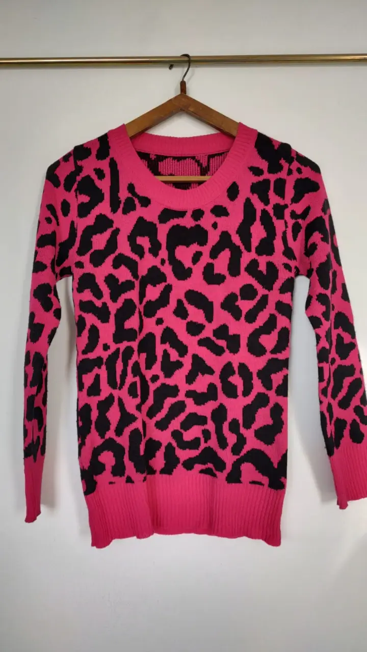 Sweater de mujer con estampado de leopardo en color fucsia y negro. Ideal para un look casual y moderno. Talle único, equivale a S/M