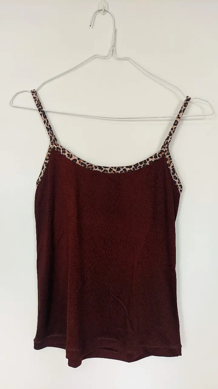 Musculosa de mujer en color marrón con detalles de estampado animal print en los bordes. Ideal para un look casual y fresco.