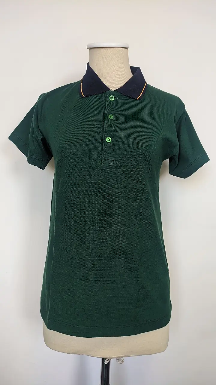 Chomba de pique tipo polo de color verde oscuro con cuello azul marino. Ideal para un look casual y cómodo.