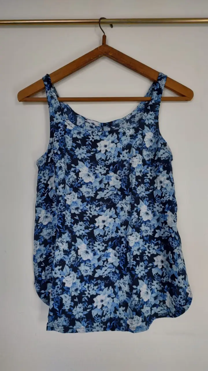 Musculosa de mujer con estampado floral en tonos azules y blancos. Ideal para el verano, fresca y cómoda. Tela fibrana. Talle M