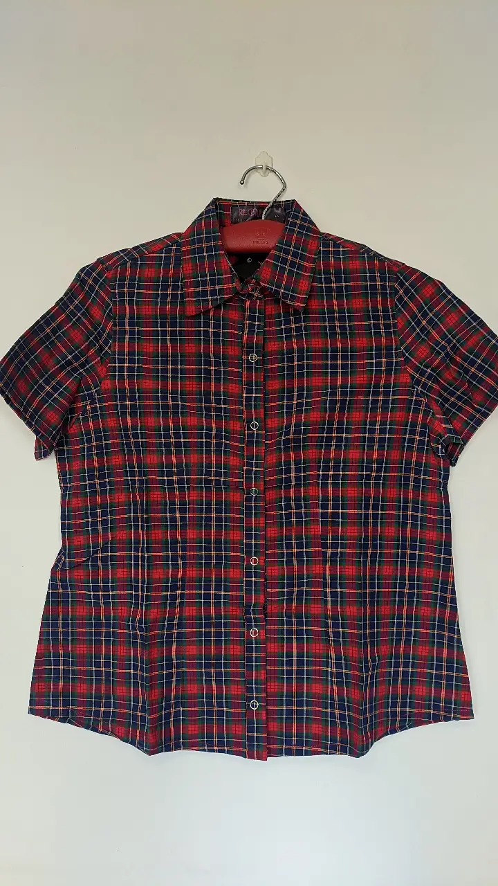 Camisa a cuadros roja y azul manga corta, ideal para un look casual y moderno. Perfecta para usar en cualquier ocasión.