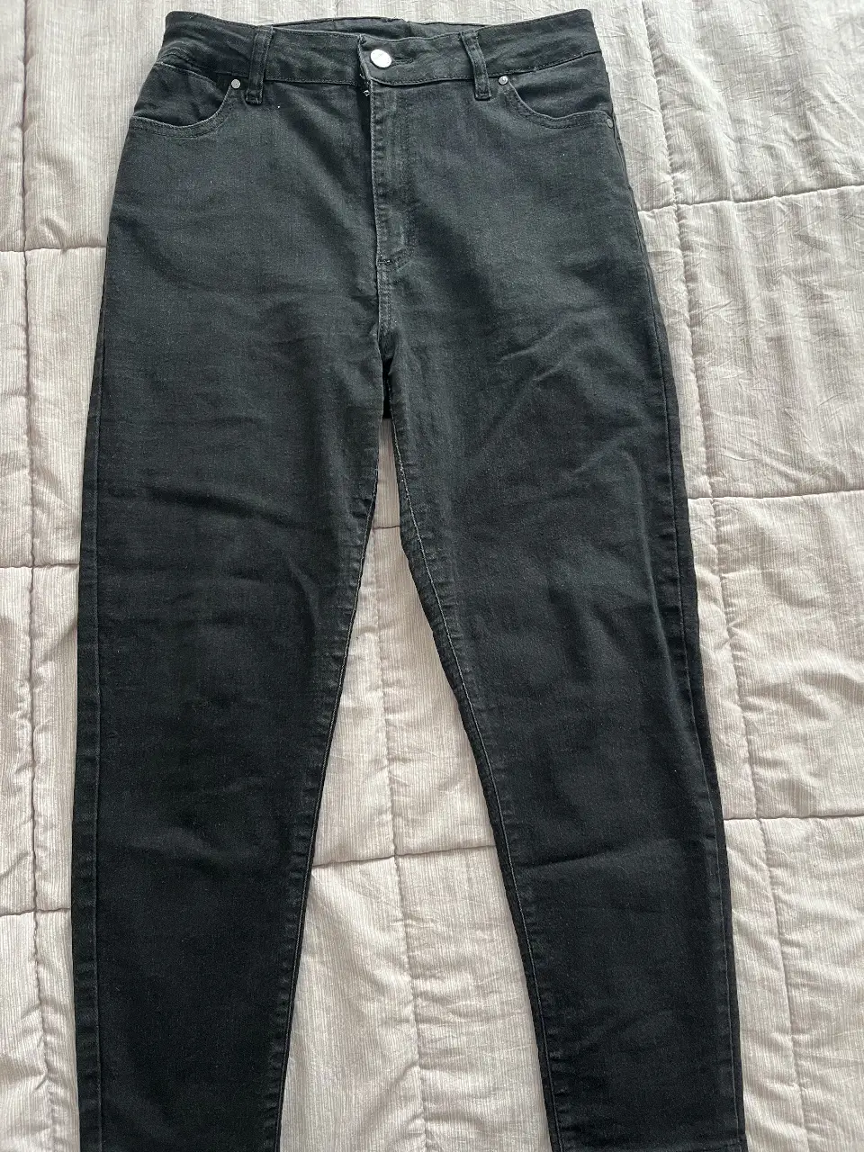 Jean negro tiro alto marca TUCCI modelo Ann/Skinny, talle 32. Impecable