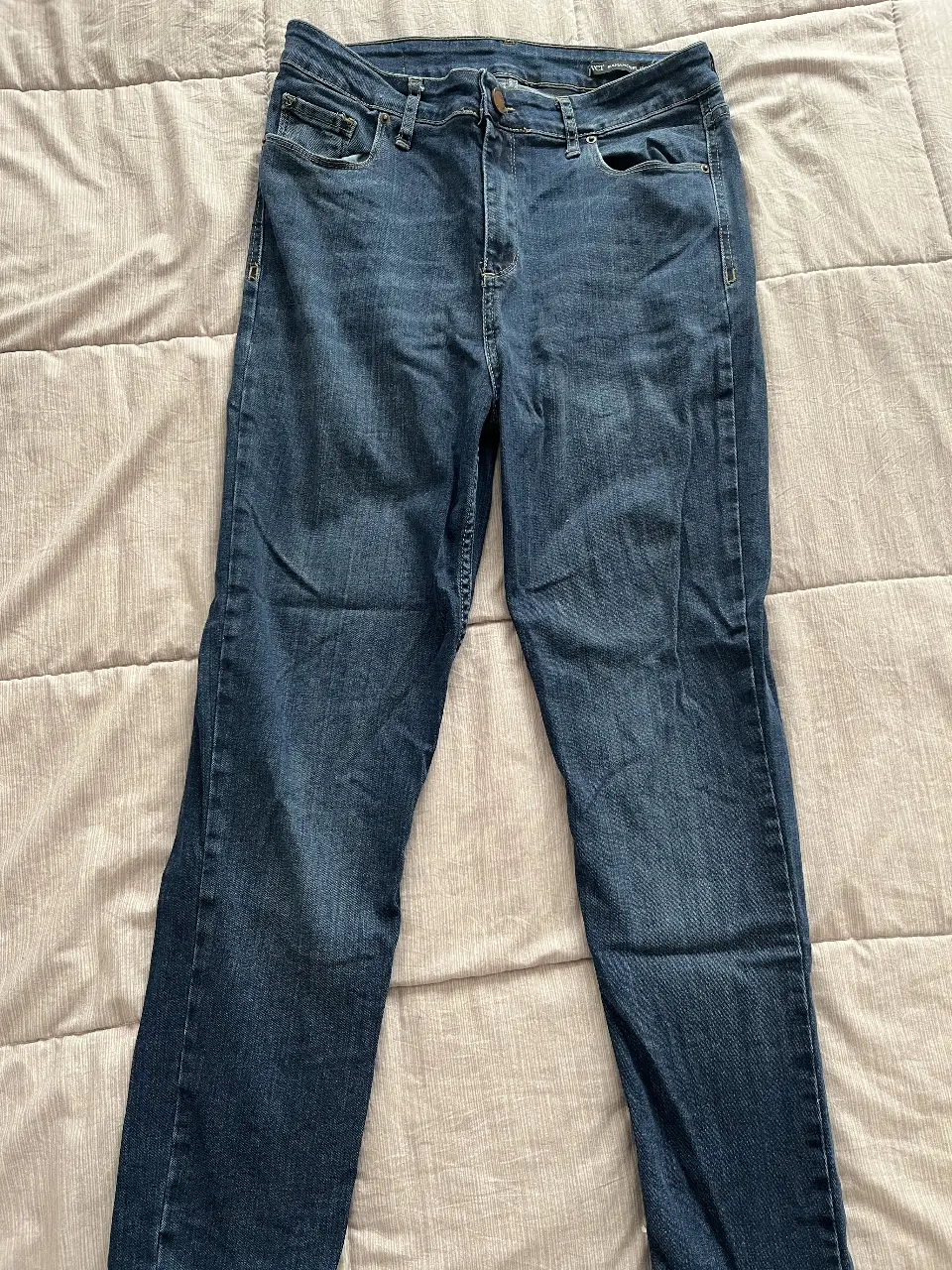 1) jean azul chupin marca VER tiro alto talle 44/30 (impecable pocos usos) $15.000.                          2) jean mom gris bien oscuro marca LE UTTHE tiro alto bien pinzado talle 42: $10.000