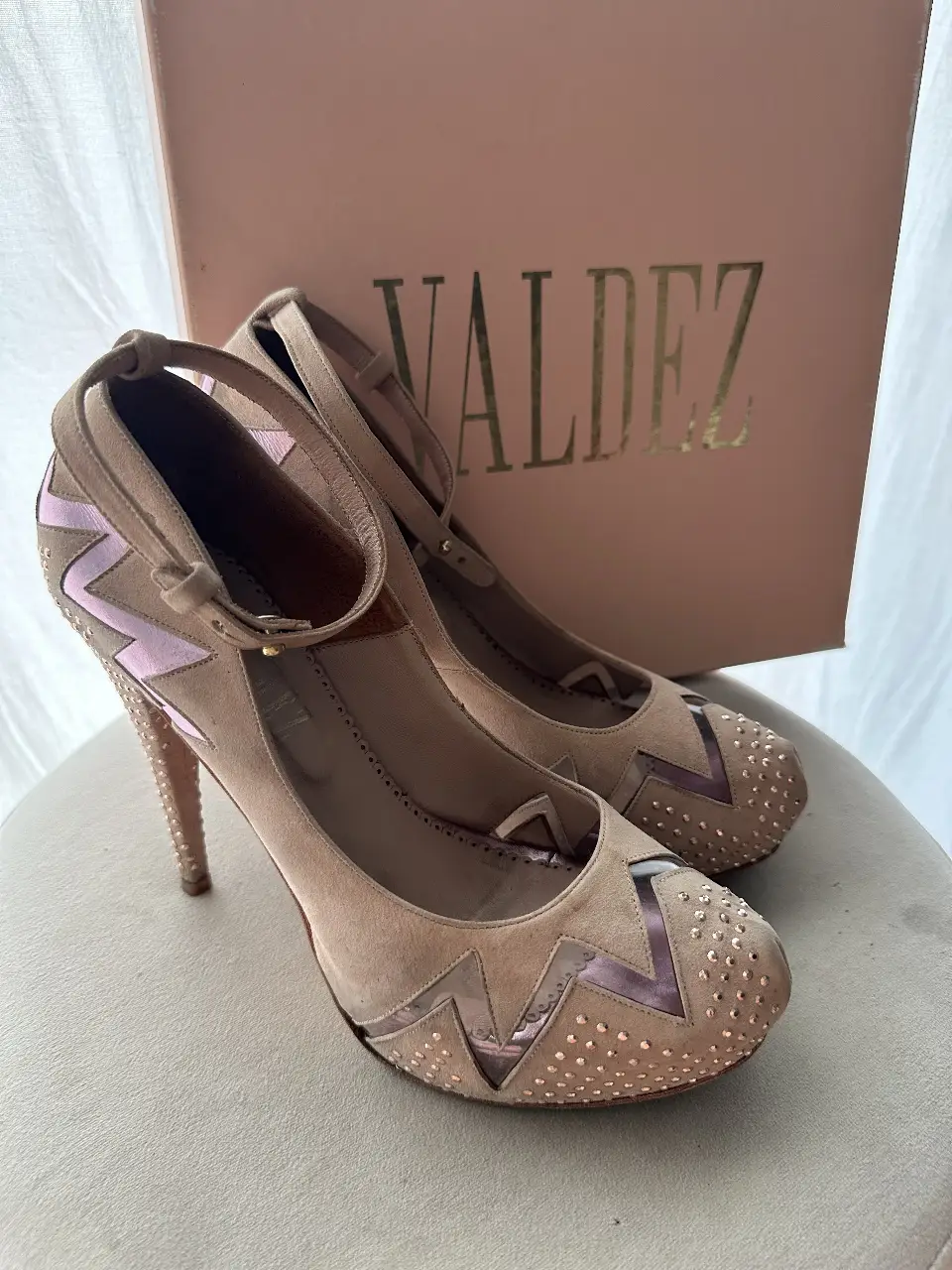 Stiletto VALDEZ, color rosa nude con detalles en rosa y apliques brillantes. Ideales para fiesta o eventos especiales.