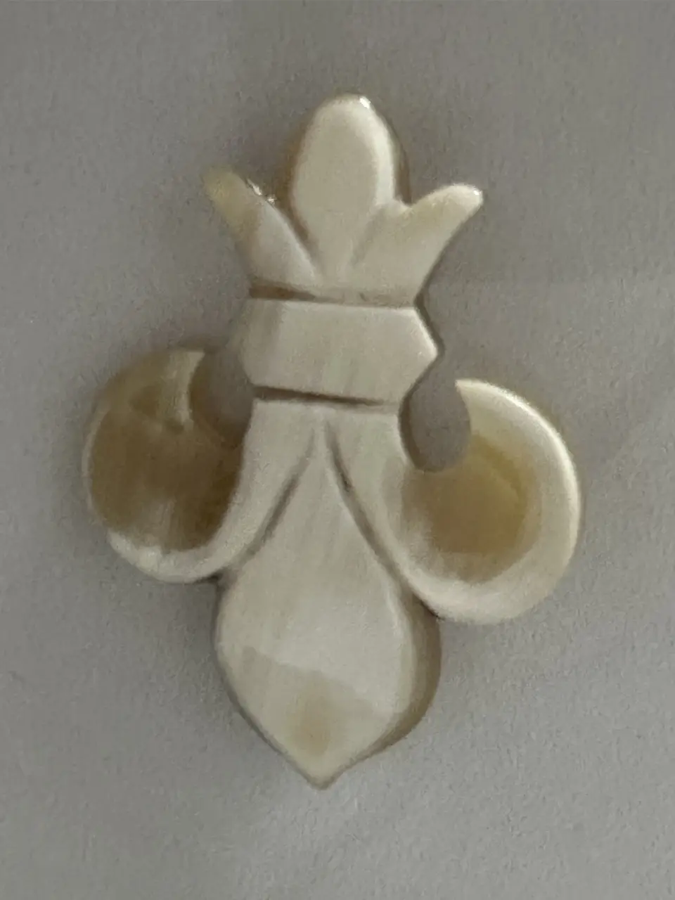 Adorno, prendedor con forma de flor de lis, ideal para usar como accesorio elegante. Perfecto para eventos especiales o para darle un toque sofisticado a tu look diario.