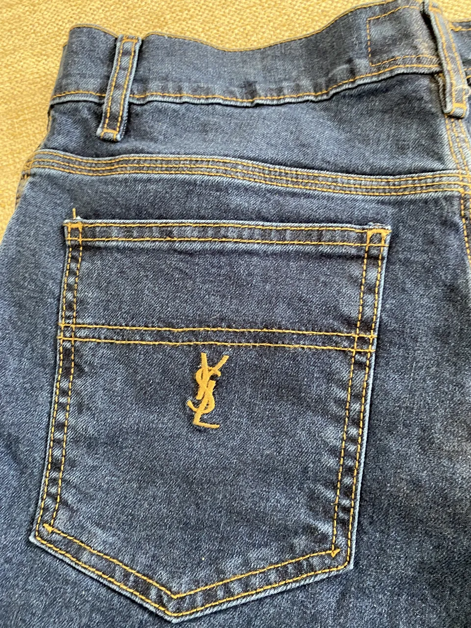 Jean Yves Saint Laurent - Vista 3