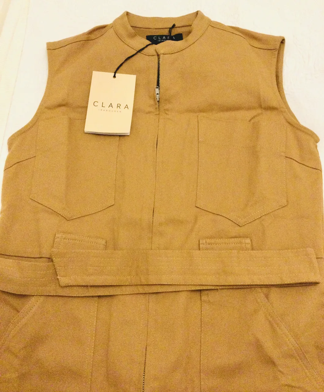 CLARA IBARGUREN Mono babucha sin mangas, en gabardina de algodón, color camel/dulce de leche, holgado, ajusta con lazo y posee bolsillos. Ideal para un look canchero. Medidas de talles S/M. Nuevo, sin estrenar, con etiquetas.