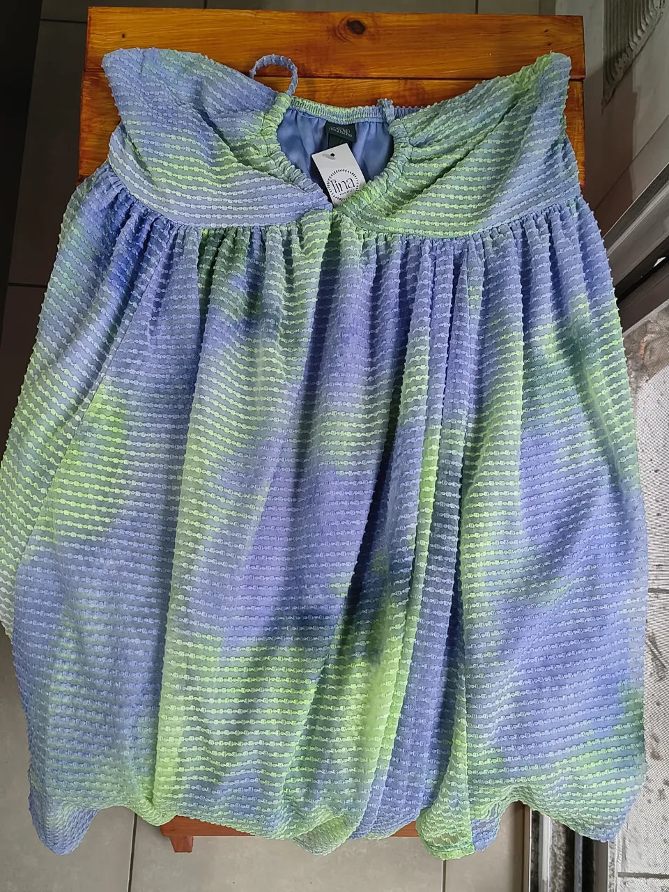 Vestido corto súper fresco y liviano, ideal para los días de calor. Su diseño con tiras y elástico en la cintura lo hacen súper cómodo y adaptable. El estampado tie-dye en tonos celestes y verdes le da un toque moderno y divertido. Un vestido de HADAS diría yo. Talle M. 
