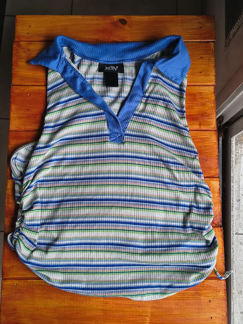 Remera de morley a rayas multicolor con cuello polo y fruncido delantero. ¡Súper canchera y original! Va para Talle M y L 