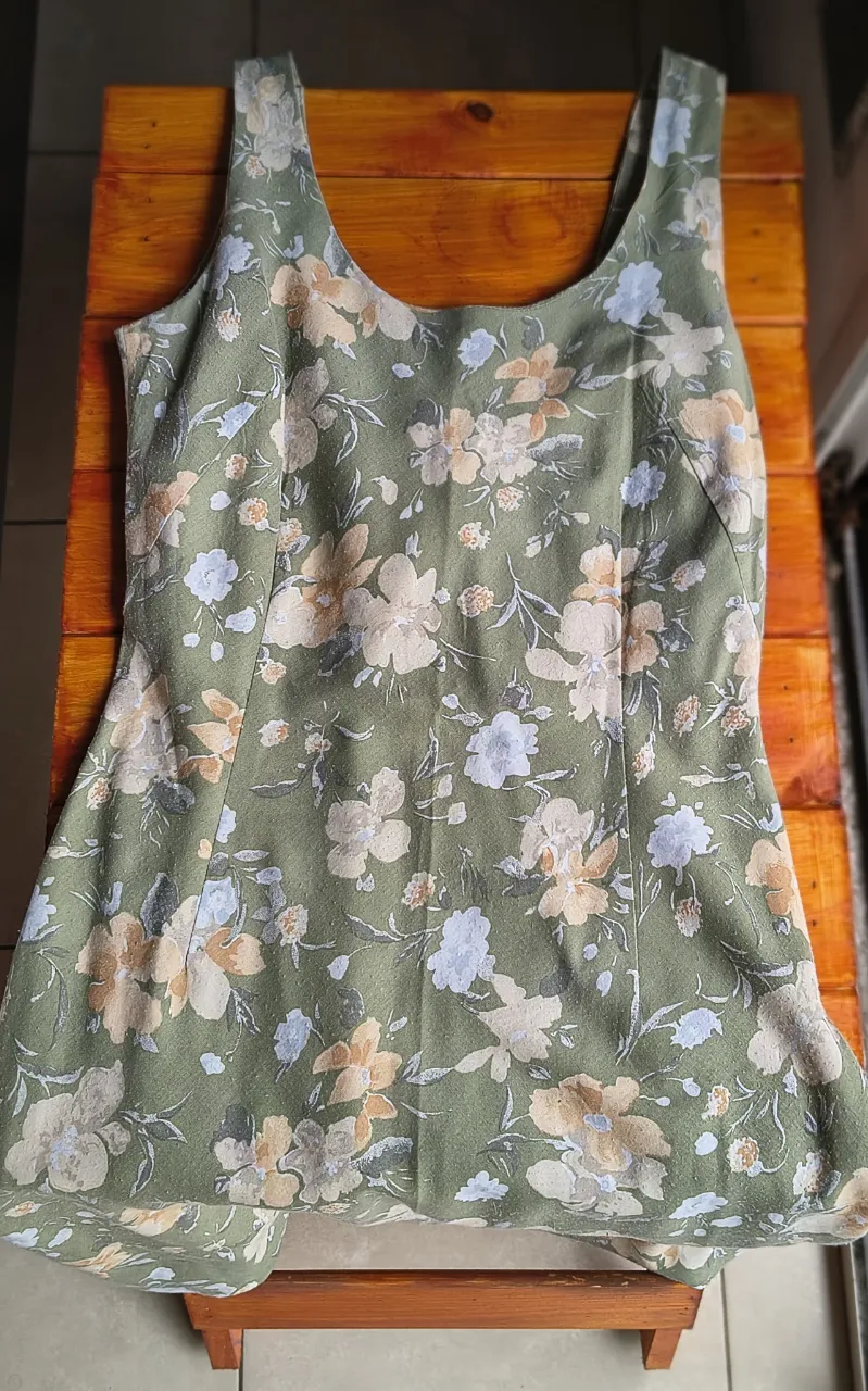 Vestido floreado verde, ideal para un look fresco y femenino. Perfecto para días de primavera o verano, con un estampado delicado que evoca un estilo romántico y casual. Su diseño sin mangas lo hace muy cómodo para usar en salidas informales o para disfrutar de un día en la playa. Detalles de pelucitas que se hacen por el mismo uso, no es tela estirable. Talle S.