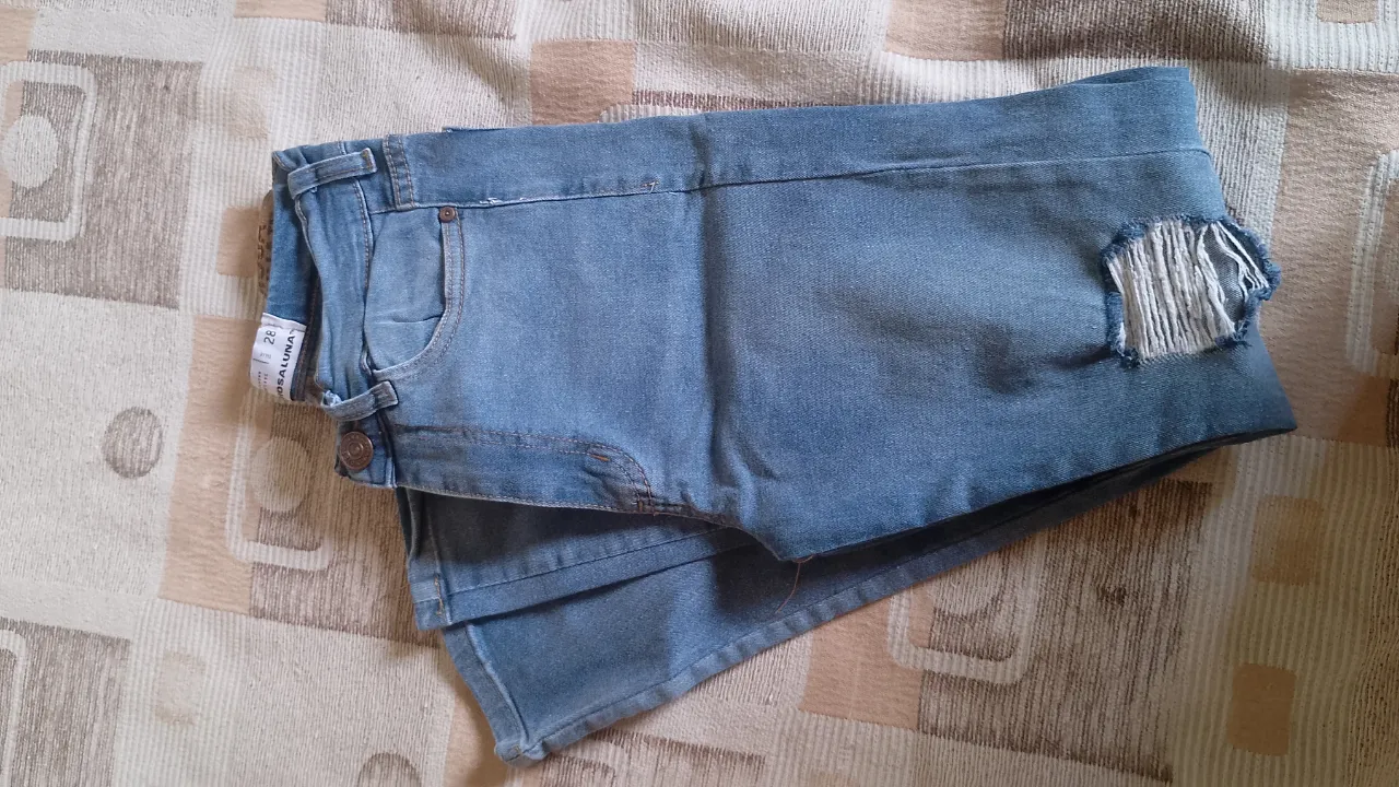 Shorts de jean tiro alto, con roturas y detalles deshilachados. Un clásico para el día a día, súper cómodos y cancheros.