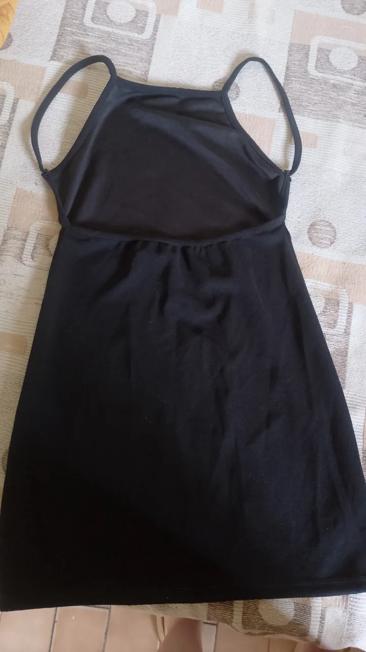 Vestido negro corto, ideal para salidas o fiestas. Diseño strapless con tiras finas y espalda descubierta, súper canchero y moderno.