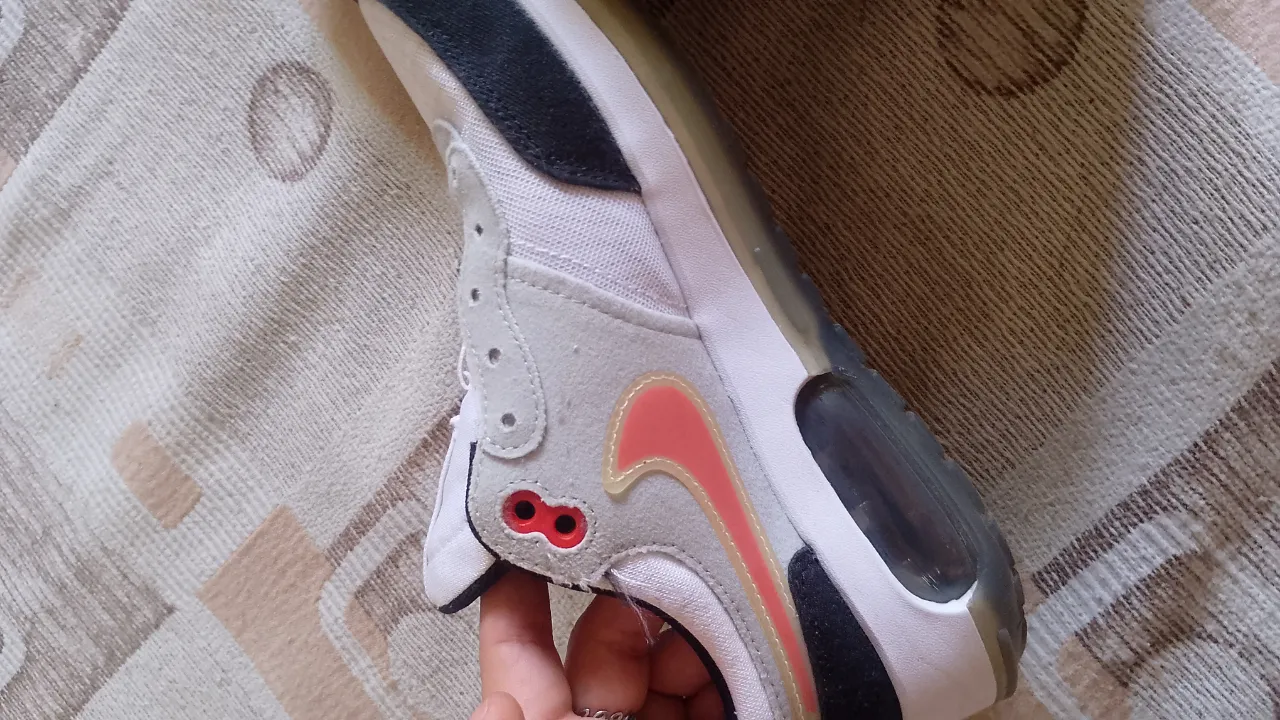 Zapatillas deportivas Nike Air Max, ideales para correr o entrenar. Diseño moderno y cómodo, perfectas para un look casual y activo. sin cordones