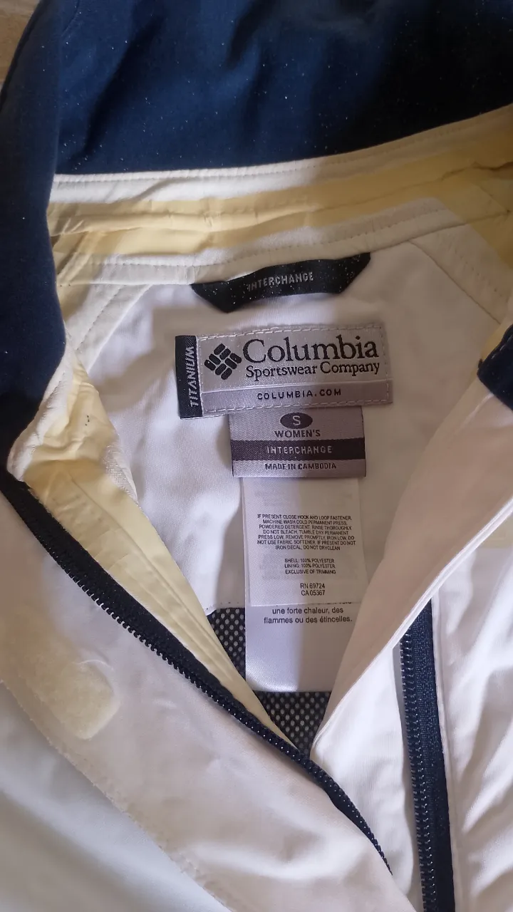 Campera Columbia Titanium, ideal para actividades al aire libre o para el día a día. Diseño práctico y funcional con cierre y bolsillos.