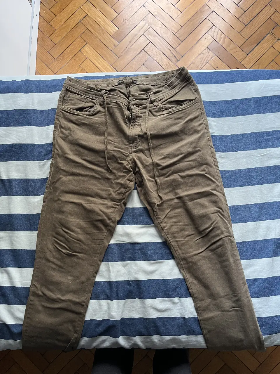 Pantalón de hombre, color marrón, con cintura elastizada y cordón. Marca Marfinn.