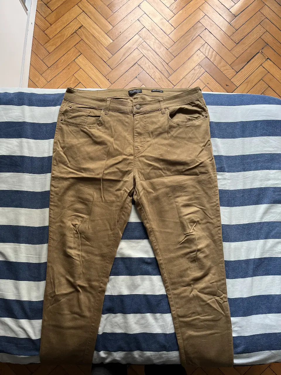 Pantalón chino color marrón, de la marca Basement, modelo Super Skinny. Ideal para un look casual y moderno. No es tan ajustado.