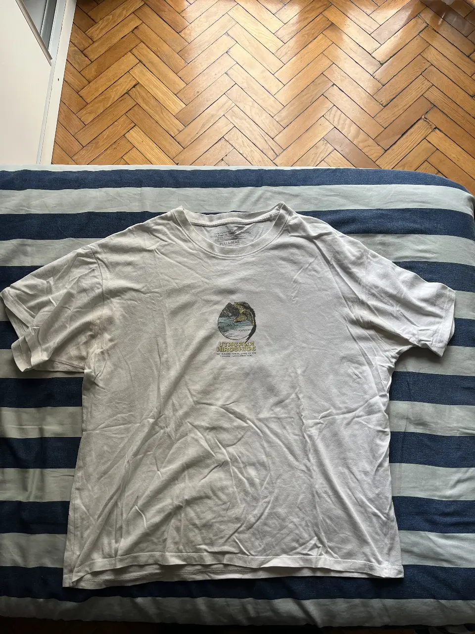 Remera blanca de manga corta con estampado en el frente y en la espalda. Diseño con motivos japoneses y la marca Pull&Bear.