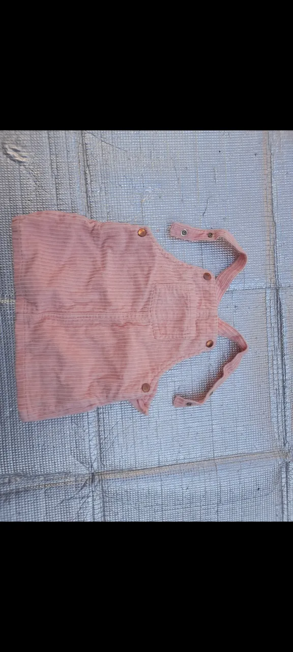 Mono corto de corderoy rosa para niña. Ideal para un look casual y cómodo. Talle 12-18 meses.