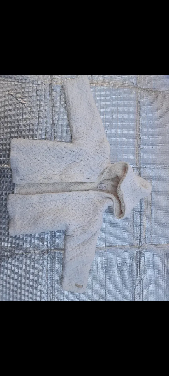 Cárdigan tejido con capucha para bebé, color blanco. Ideal para abrigar a tu niño/a con estilo y comodidad. Perfecto para el invierno.