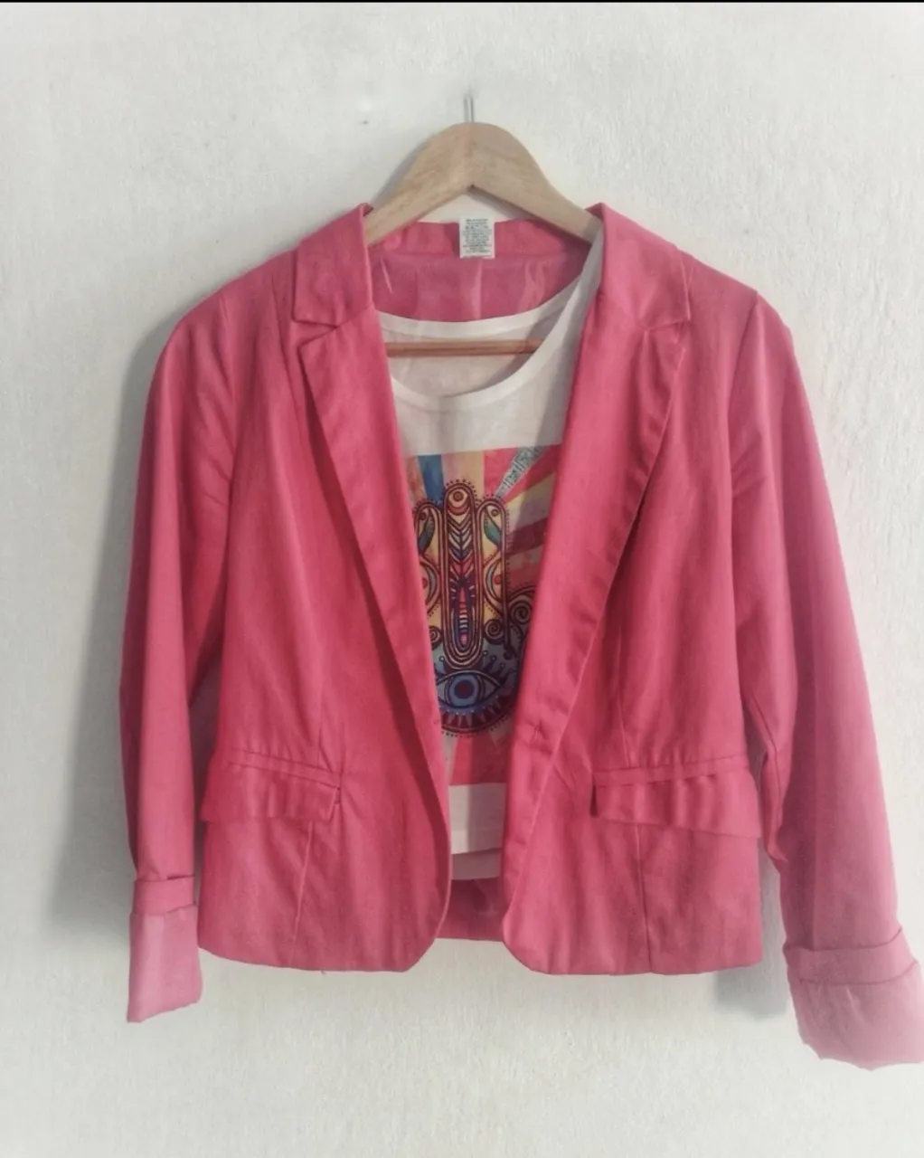 Blazer rosa vibrante, ideal para darle un toque chic a cualquier outfit. Combina perfecto con un look casual o más arreglado. ¡Un must-have para tu guardarropas!