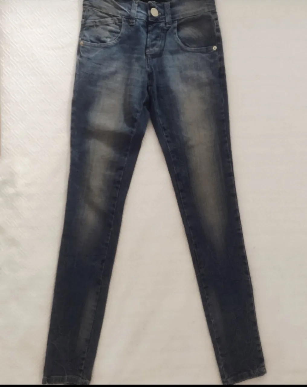 Jean tiro alto, corte skinny, color azul desgastado. Un clásico que no puede faltar en tu guardarropa, ideal para cualquier ocasión.