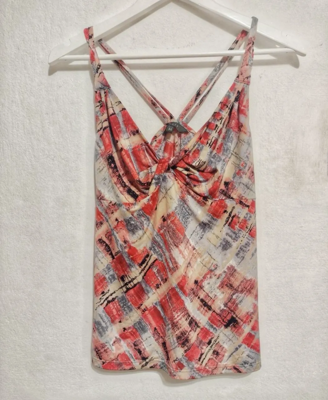 Musculosa estampada con breteles cruzados en la espalda y detalle de nudo en el busto. Ideal para un look casual y fresco.