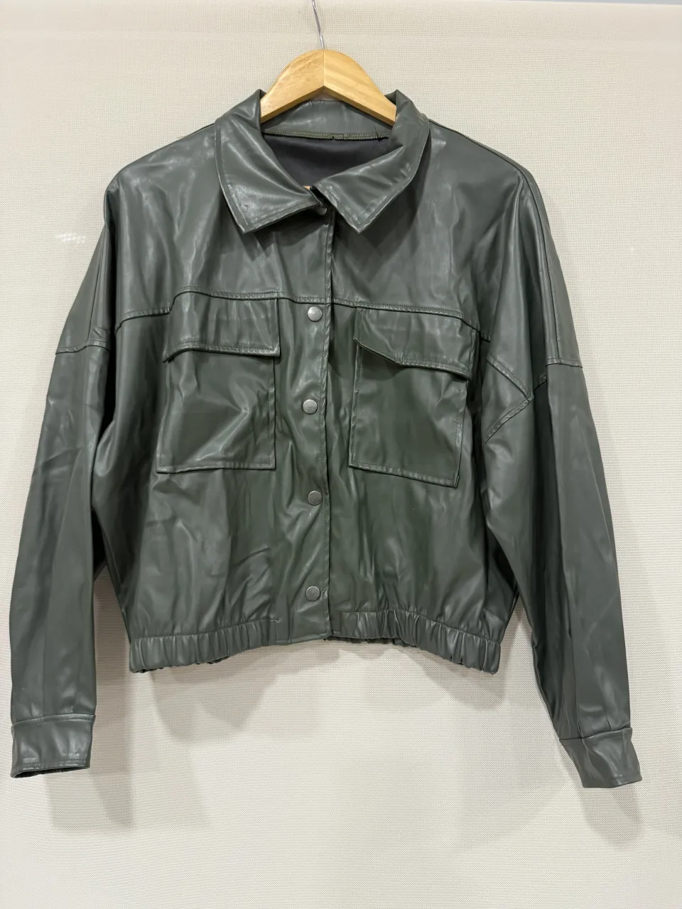 Campera de cuero sintético, estilo bomber, con bolsillos frontales y puños elastizados. Un básico canchero para elevar cualquier look. Estilo oversize