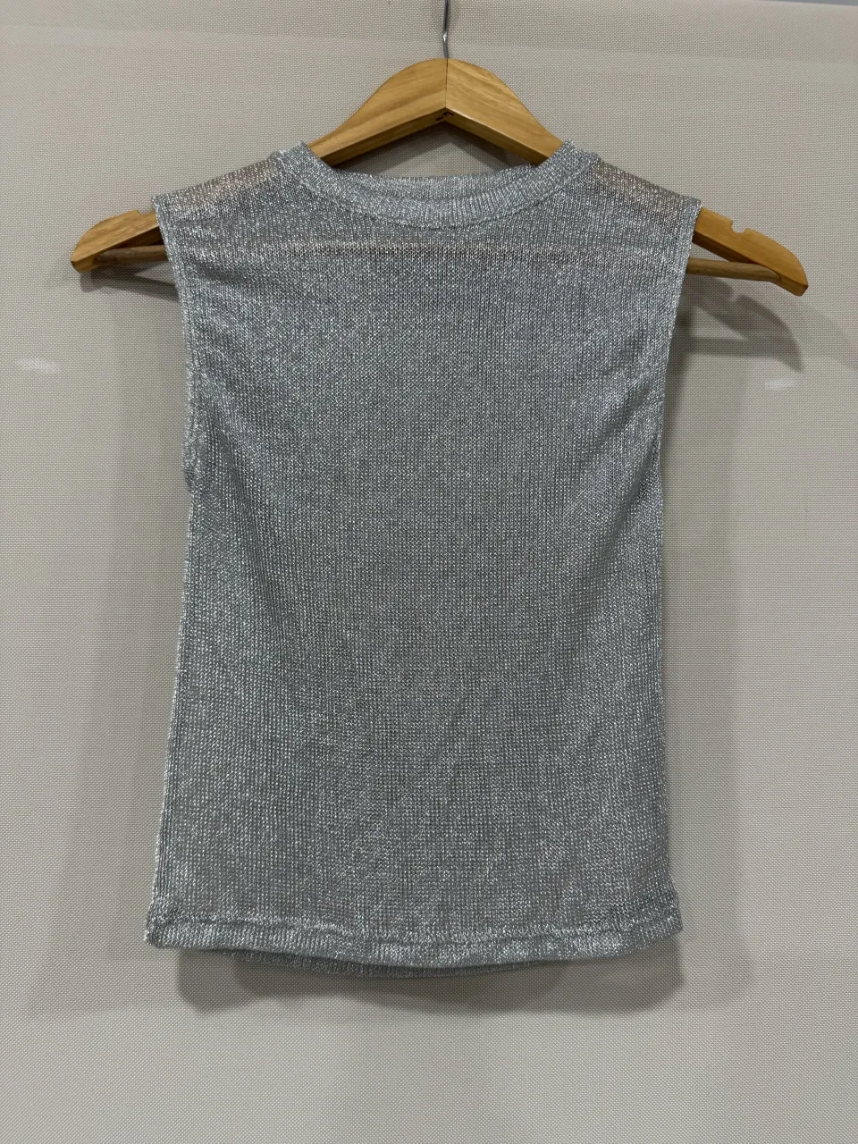Musculosa plateada con brillos, ideal para un look canchero y moderno. Perfecta para combinar con jeans o faldas para salir.