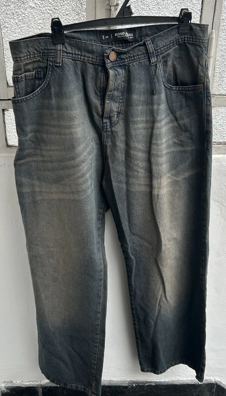 Jeans rectos Bond Jeans, color gris gastado con efecto vintage. Talle 44. Ideal para un look casual y cómodo.