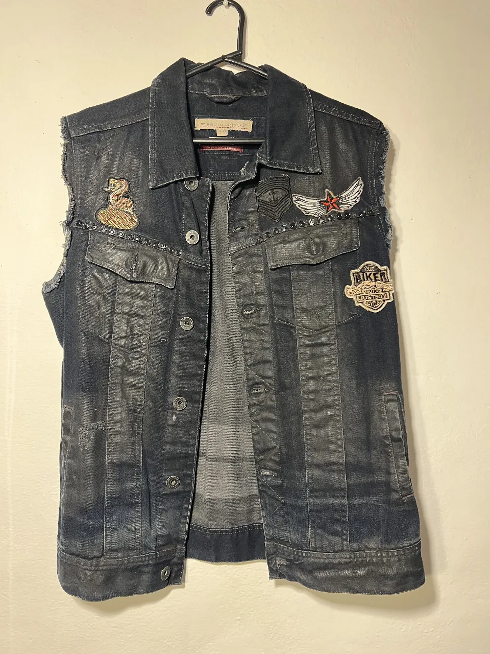 Chaleco de jean sin mangas, estilo biker, con parches y detalles de tachas. Ideal para un look rockero y canchero. Perfecto para usar en cualquier salida.