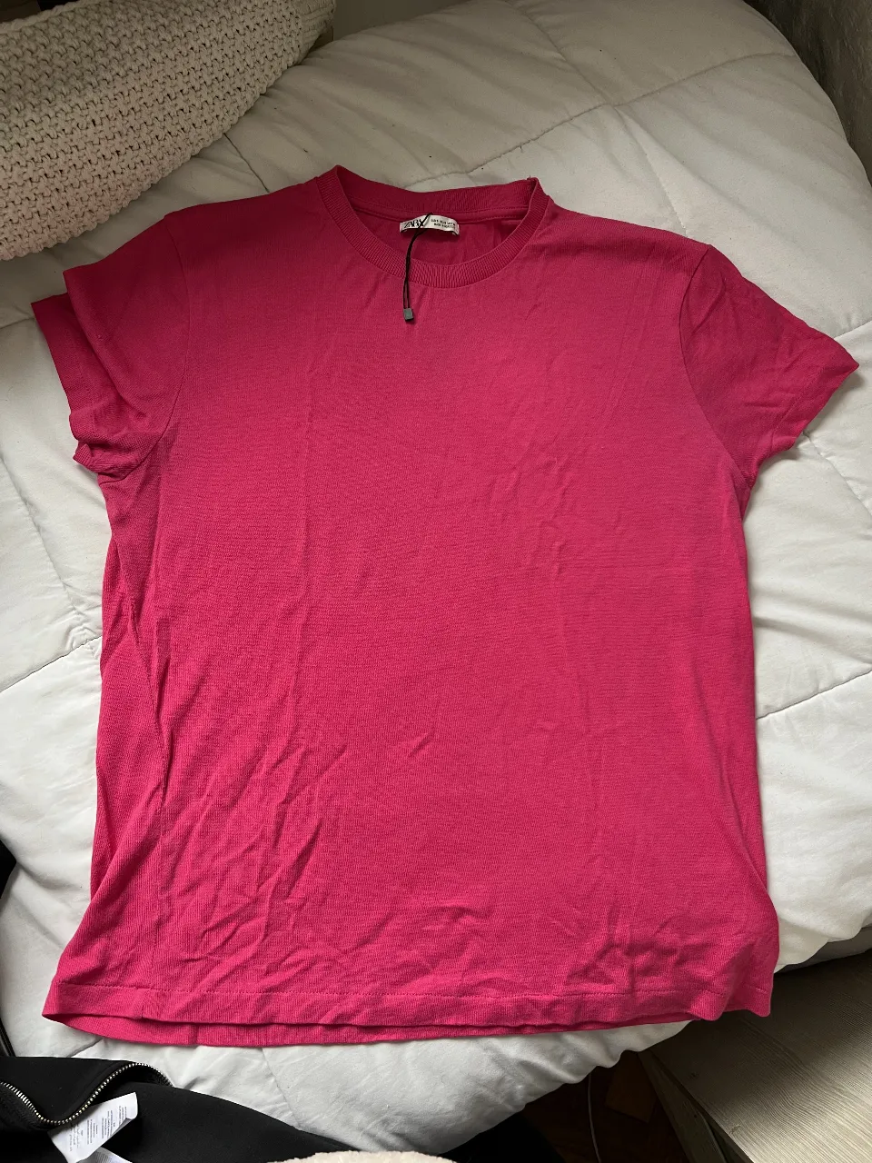 Remera de manga corta color rosa, de la marca Zara, ideal para un look casual y cómodo. Talle S.