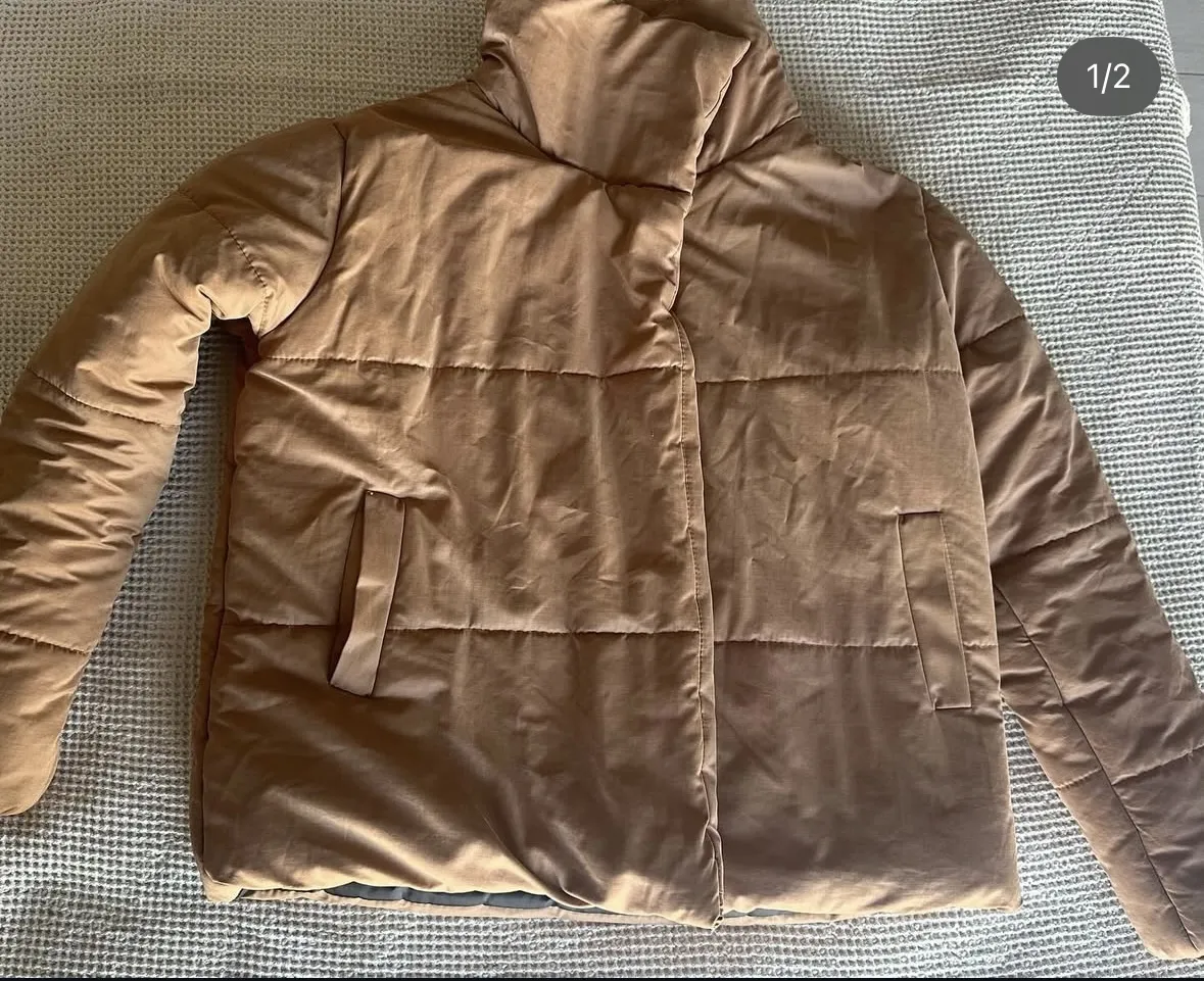 Campera puffer marrón, ideal para el invierno. Cuello alto y bolsillos laterales. Talle S.