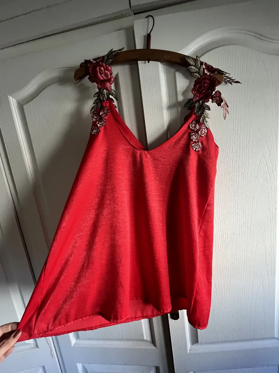 Top rojo con detalles florales en los hombros. Ideal para una salida o evento especial.