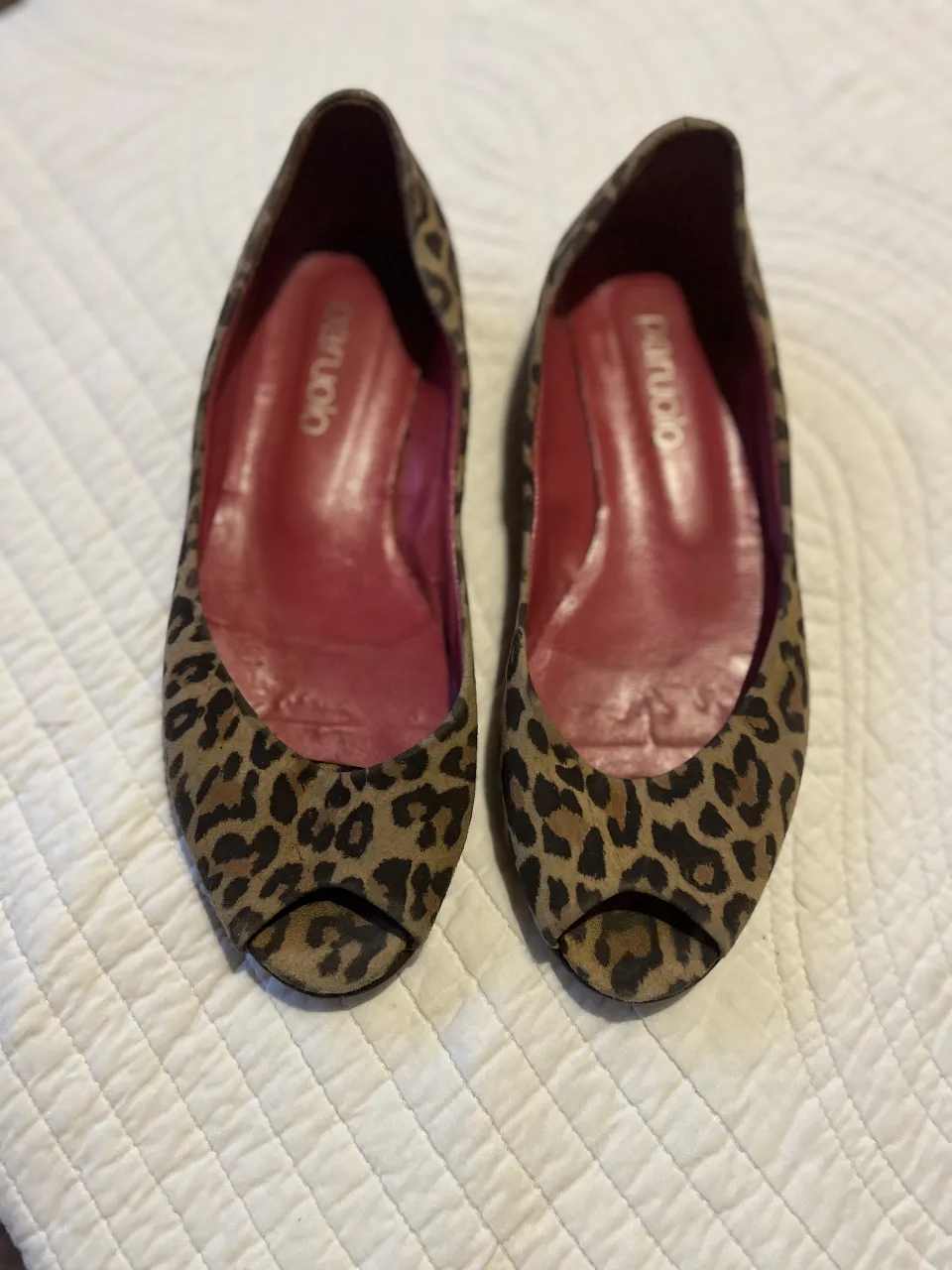 Ballerinas peep toe con estampado de leopardo, ideales para un look casual y con estilo.