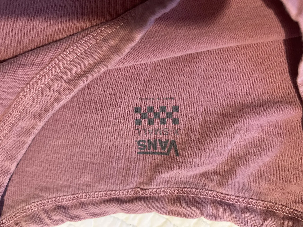 Remera manga corta de la marca Vans, color rosa. Ideal para un look casual y cómodo.
