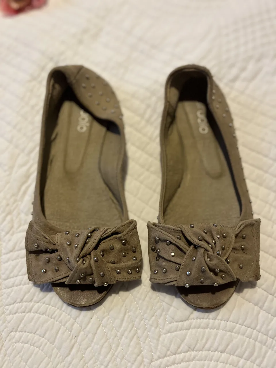 Ballerinas de gamuza color marrón con moño y tachas. Ideales para un look casual y cómodo.