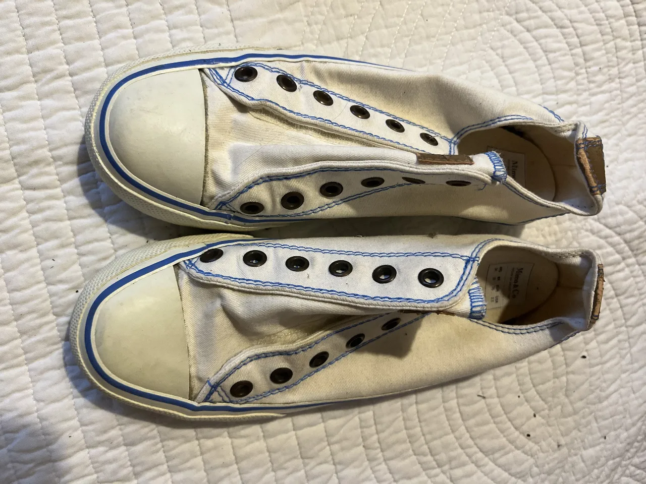 Zapatillas de lona blancas con detalles en azul, ideales para un look casual y cómodo. Marca Mimo & Co, talle 34.