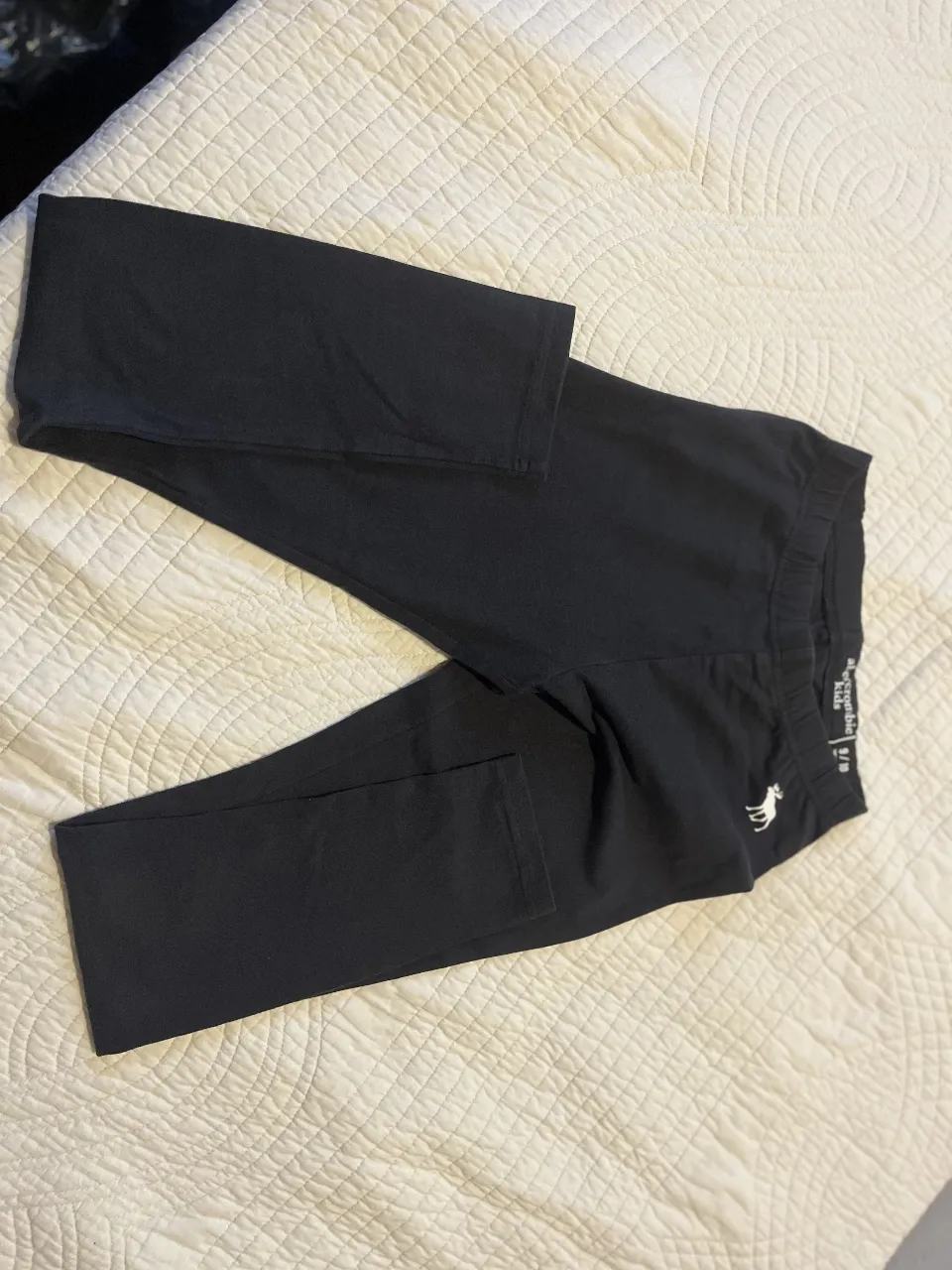 Calzas negras de la marca Abercrombie Kids, ideales para niñas. Talle 9/10, perfectas para actividades diarias o para un look casual y cómodo.