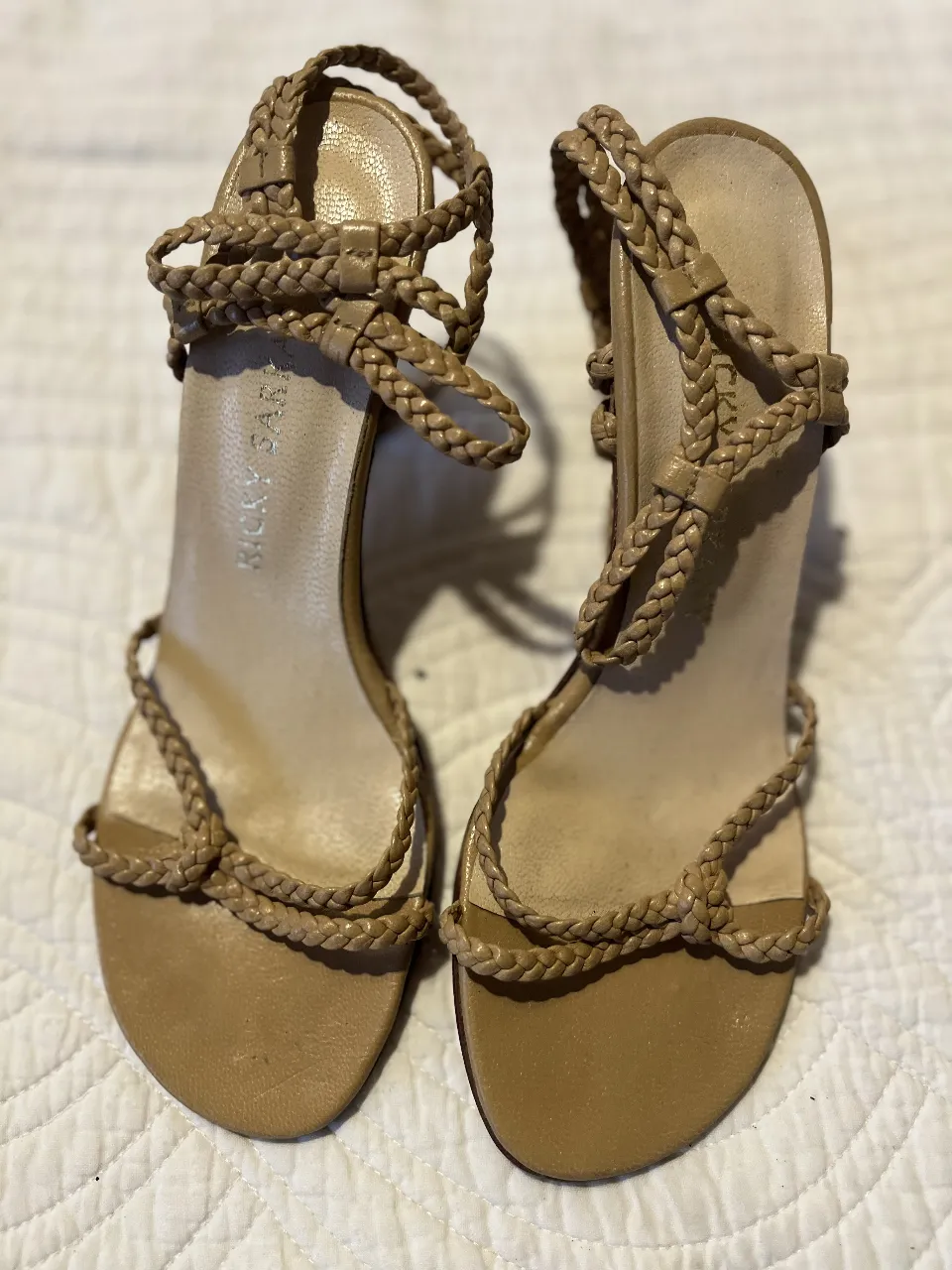 Sandalias de mujer color crudo con diseño trenzado y taco alto. Marca Ricky Sarkany.