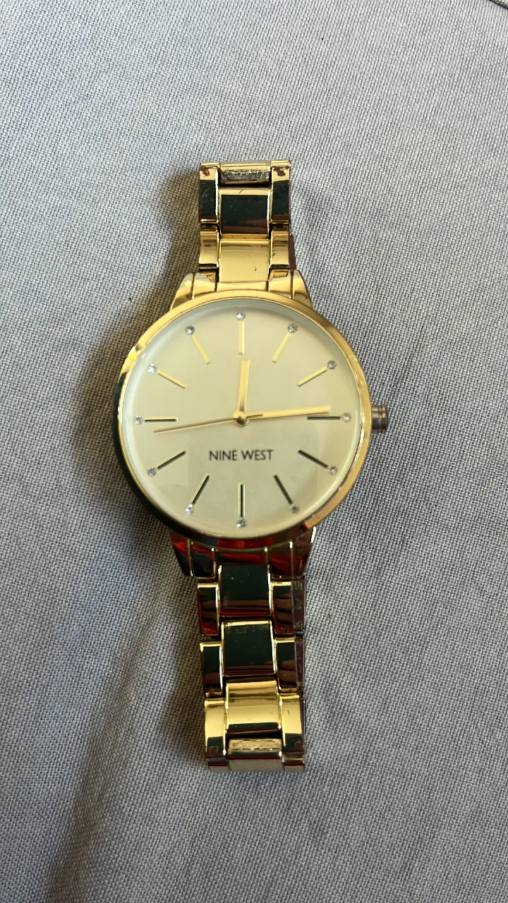 Reloj Nine West dorado con detalles de strass en la esfera. Ideal para un look elegante y sofisticado.