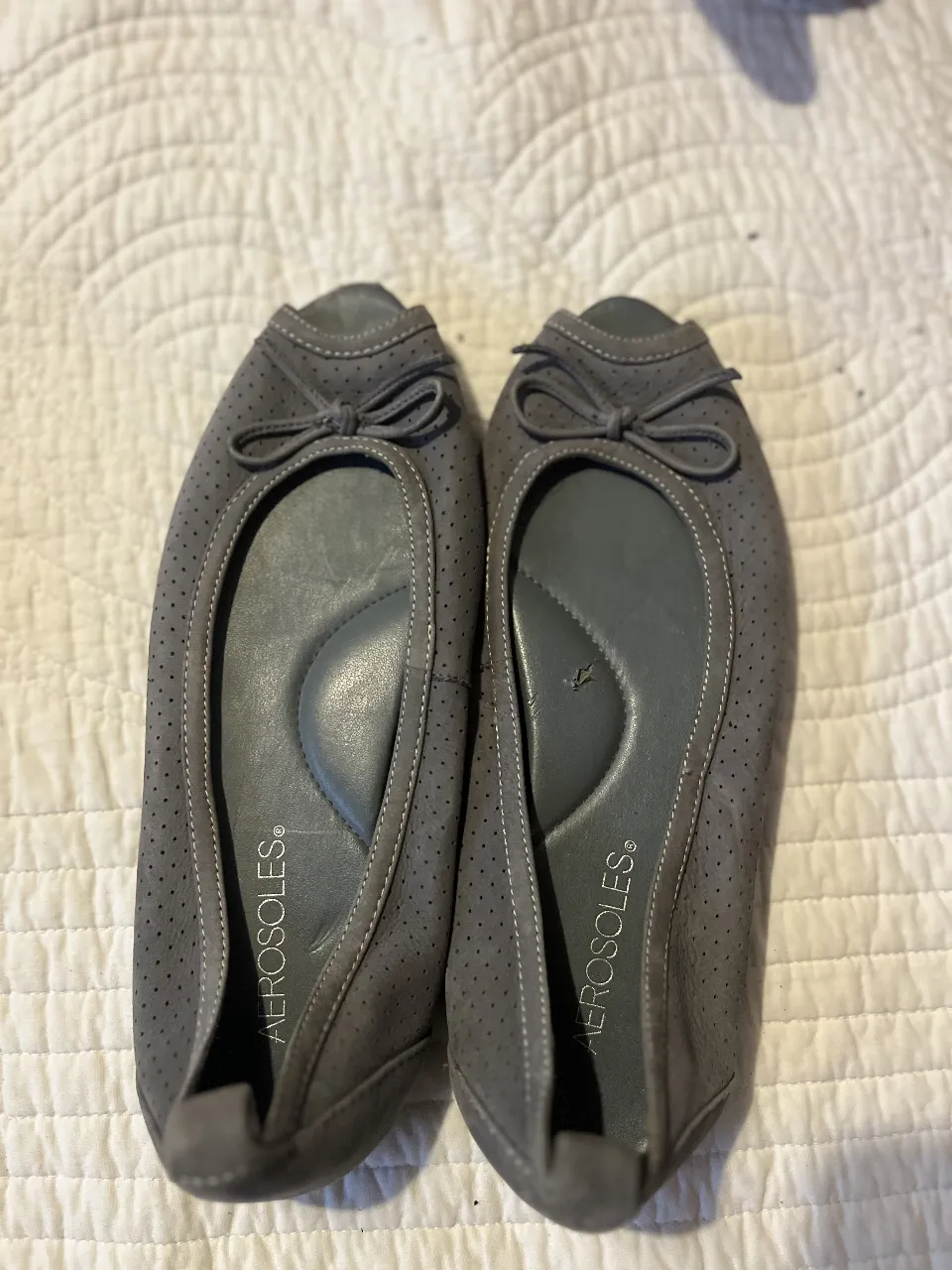 Ballerinas grises de la marca Aerosoles, ideales para un look casual y cómodo.
