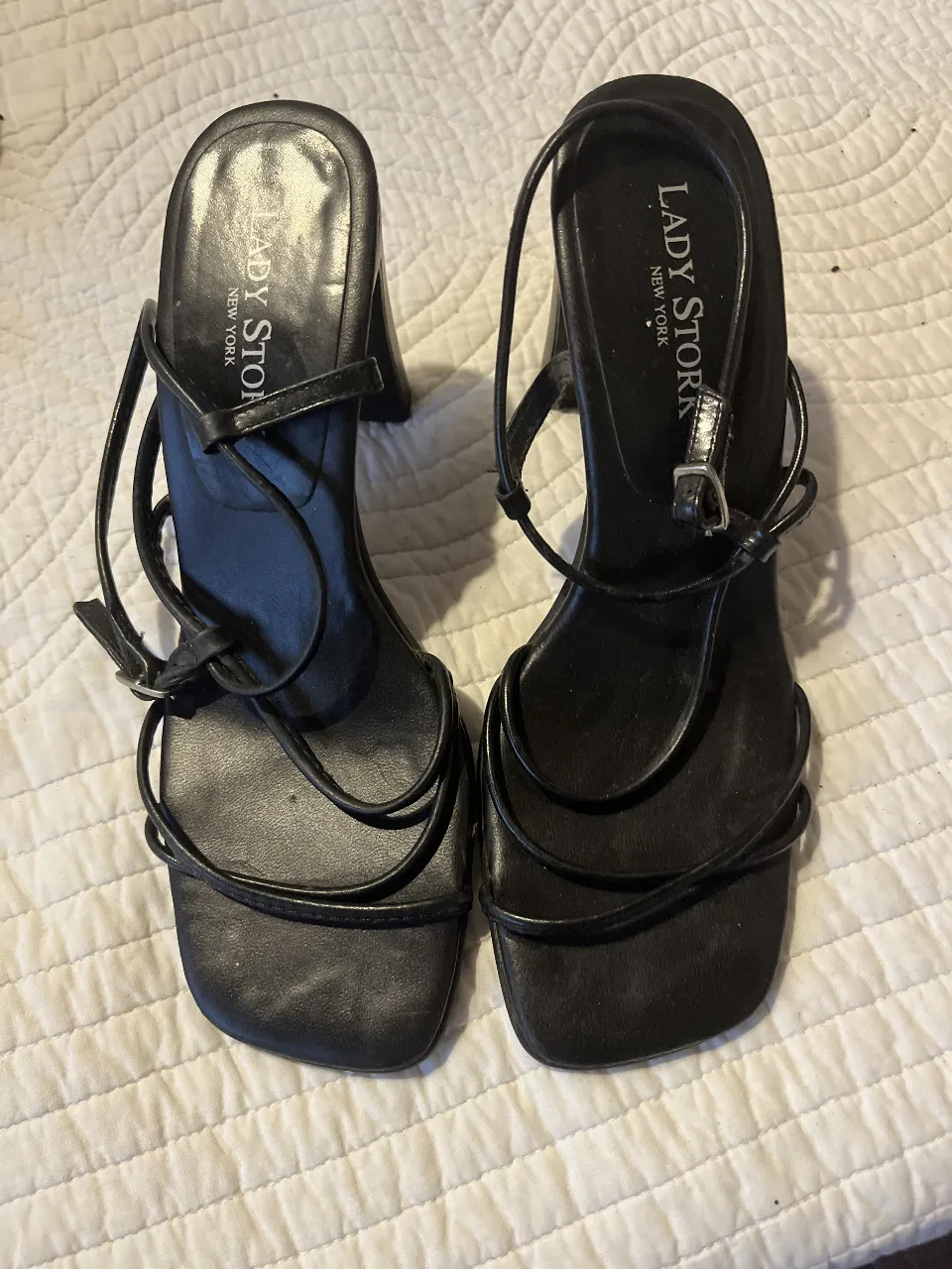 Sandalias de taco alto Lady Stork, con tiras finas y diseño elegante. Ideales para eventos formales o salidas nocturnas.