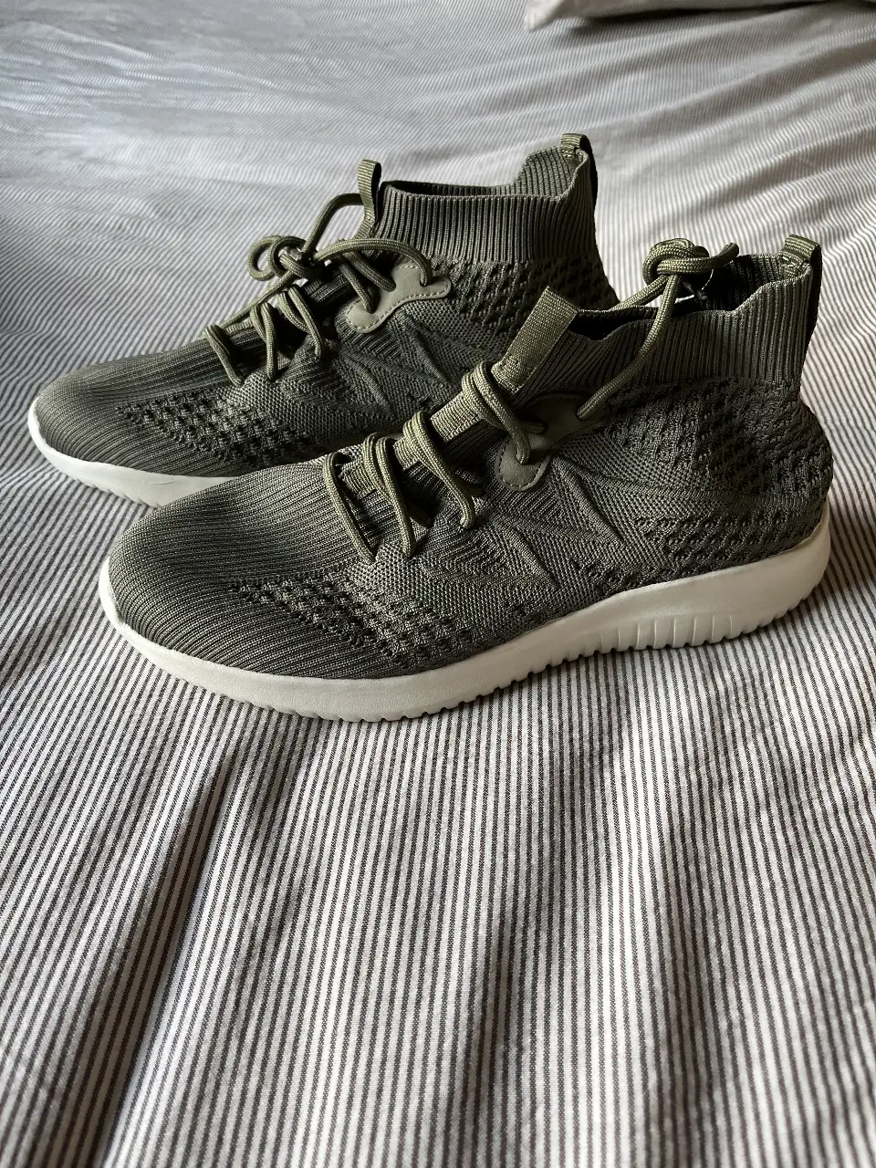Zapatillas deportivas de hombre en color verde oscuro. Diseño moderno y cómodo, ideales para actividades físicas o uso diario. Confeccionadas con materiales de alta calidad para mayor durabilidad y confort.